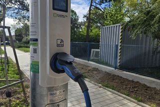 V Česku se objevila první nabíječka v lampě. „Nemožné“ se stalo skutečností